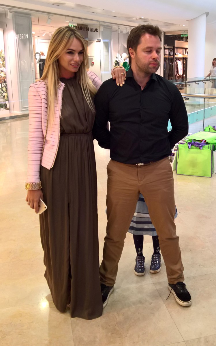 Валерий Гогунский с женой. А дочка Милана фотографироваться отказалась и спряталась за папу.