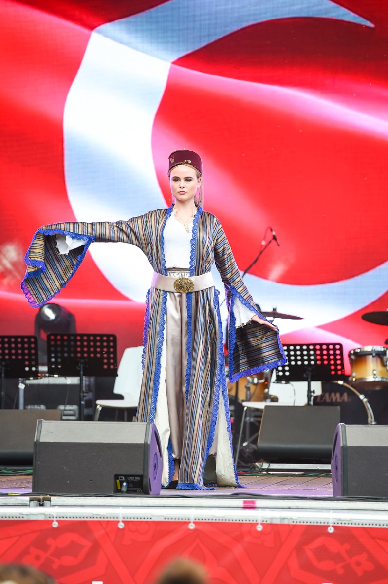 Шоу-дефилен. Показ национальных костюмов.