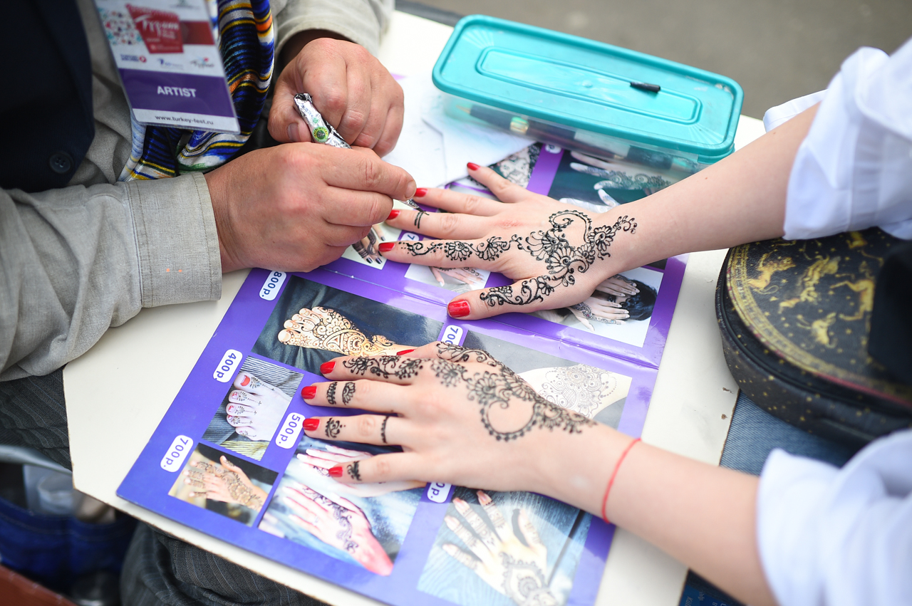 Посетители мероприятия могли приобщиться к турецкой культуре. Например, сделать узоры хной на руках.