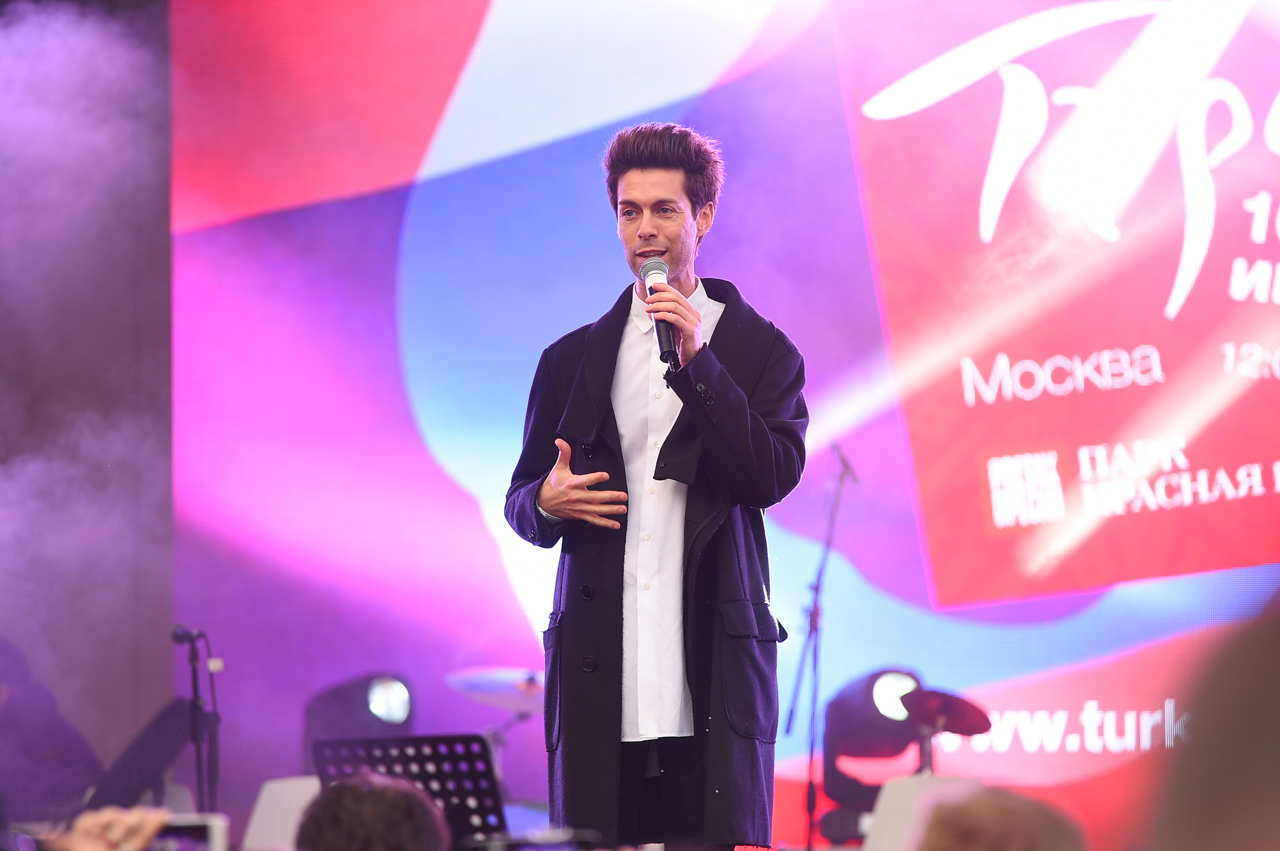 Певец Марк Тишман.