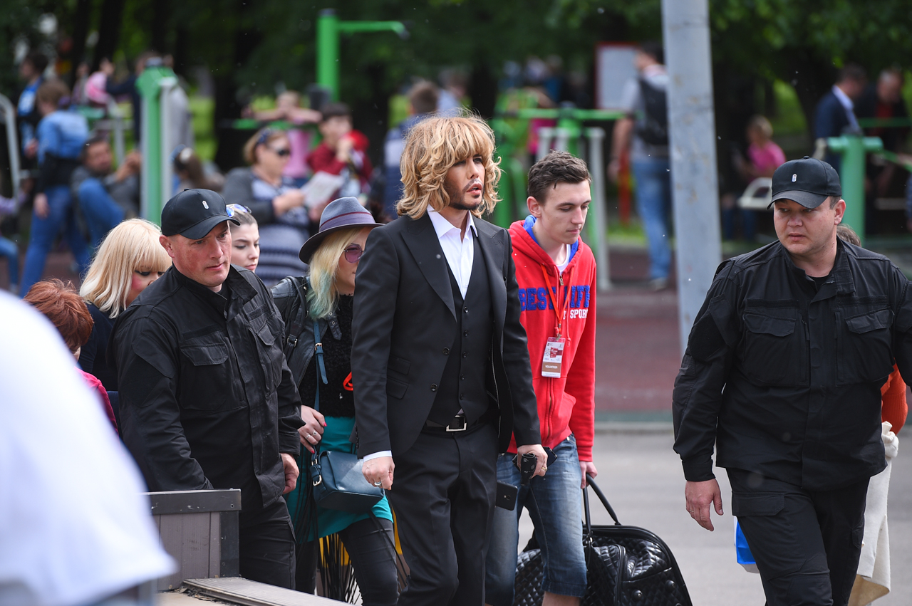 Среди них был даже Сергей Зверев, который подготовился к мероприятию как к фотосессии. Шоумен удивил публику своим ярким макияжем.