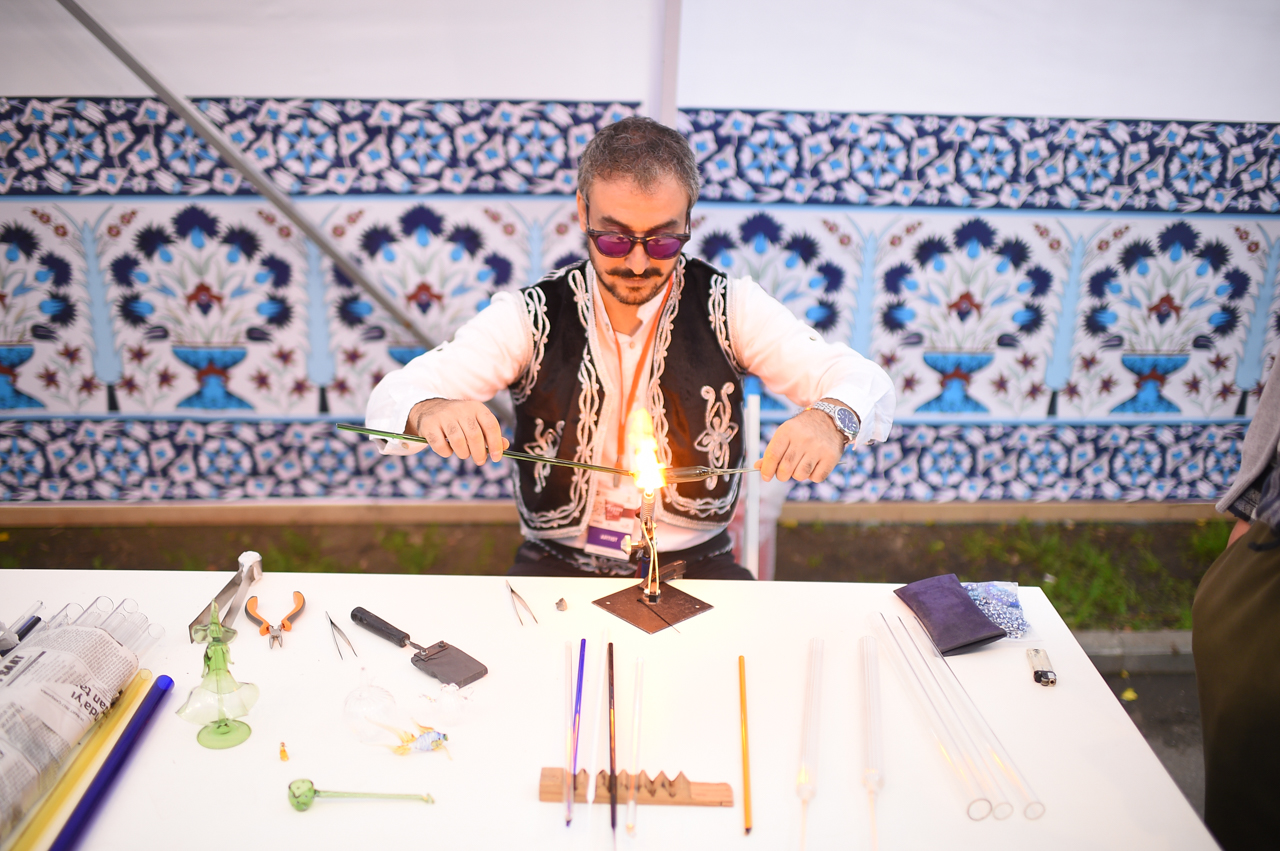 Стеклодув за работой.