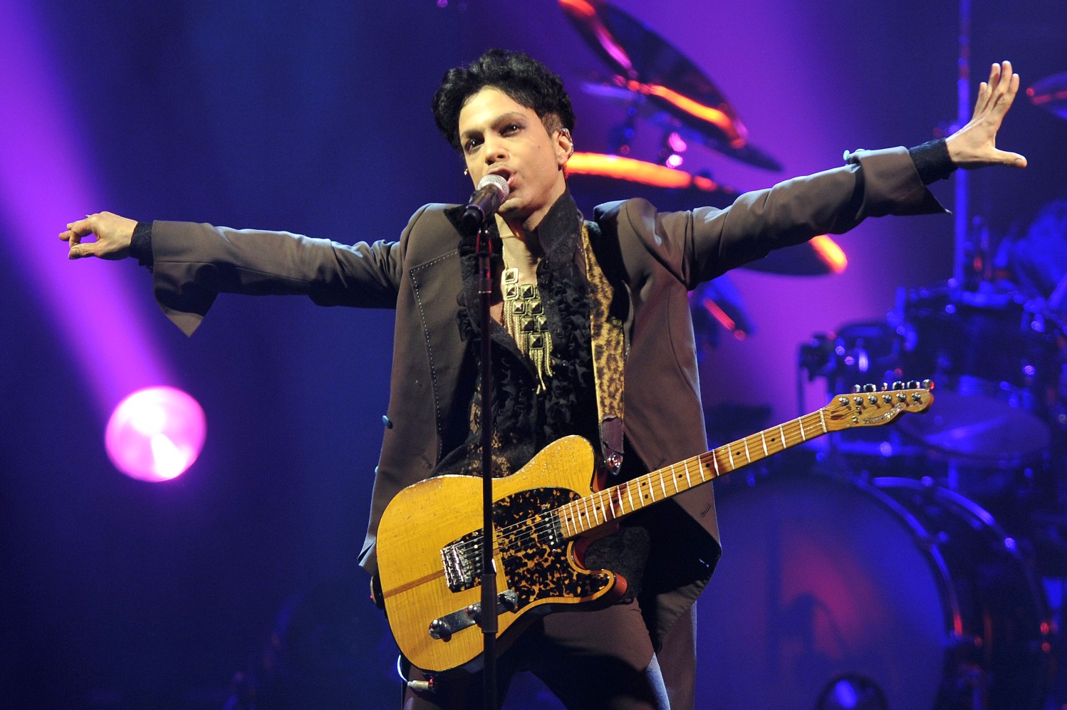 Принс умер в 57 лет от злоупотребления обезболивающим средством - полусинтетическим опиоидом.