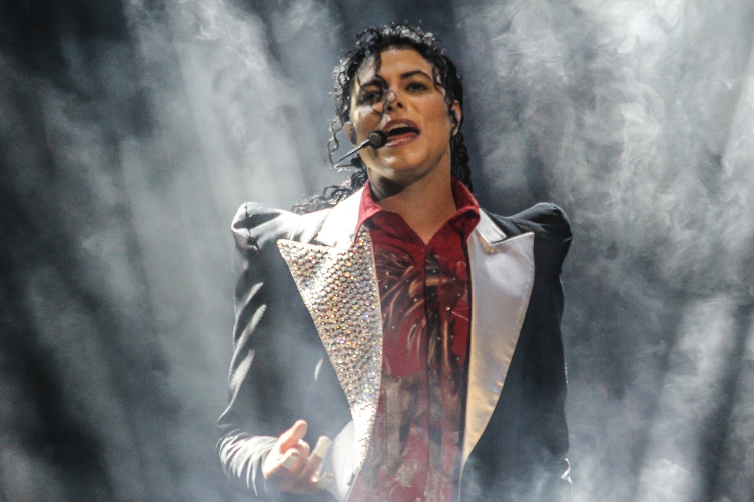 Майкл Джексон, по мнению полиции, был наркоманом: пристрастился к обезболивающим и снотворным препаратам. Его не стало в 50 лет...