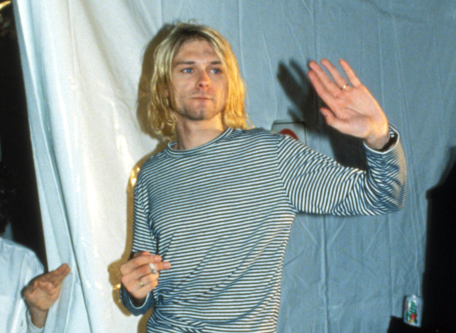 В последний год жизни Кобейн употреблял героин в огромных количествах, смешивая его с кокаином. Наркотики обходились ему в 400 долларов в день. Курт умер в 27 лет.