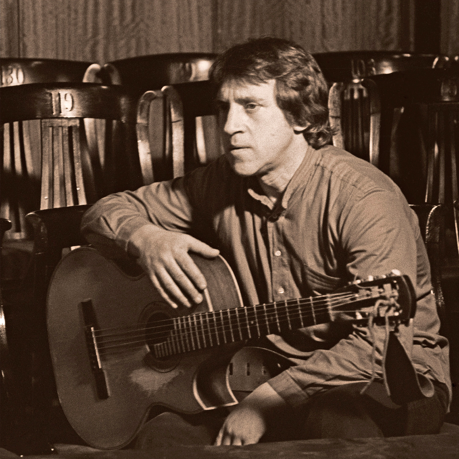 В первый раз, как писали, инъекцию наркотиков Владимиру Высоцкому сделали в Горьком, чтобы снять синдром похмелья. Одна женщина-врач уверяла, что приводит своего мужа-алкоголика в чувство именно так. Но актер пристрастился и в 42 года умер.