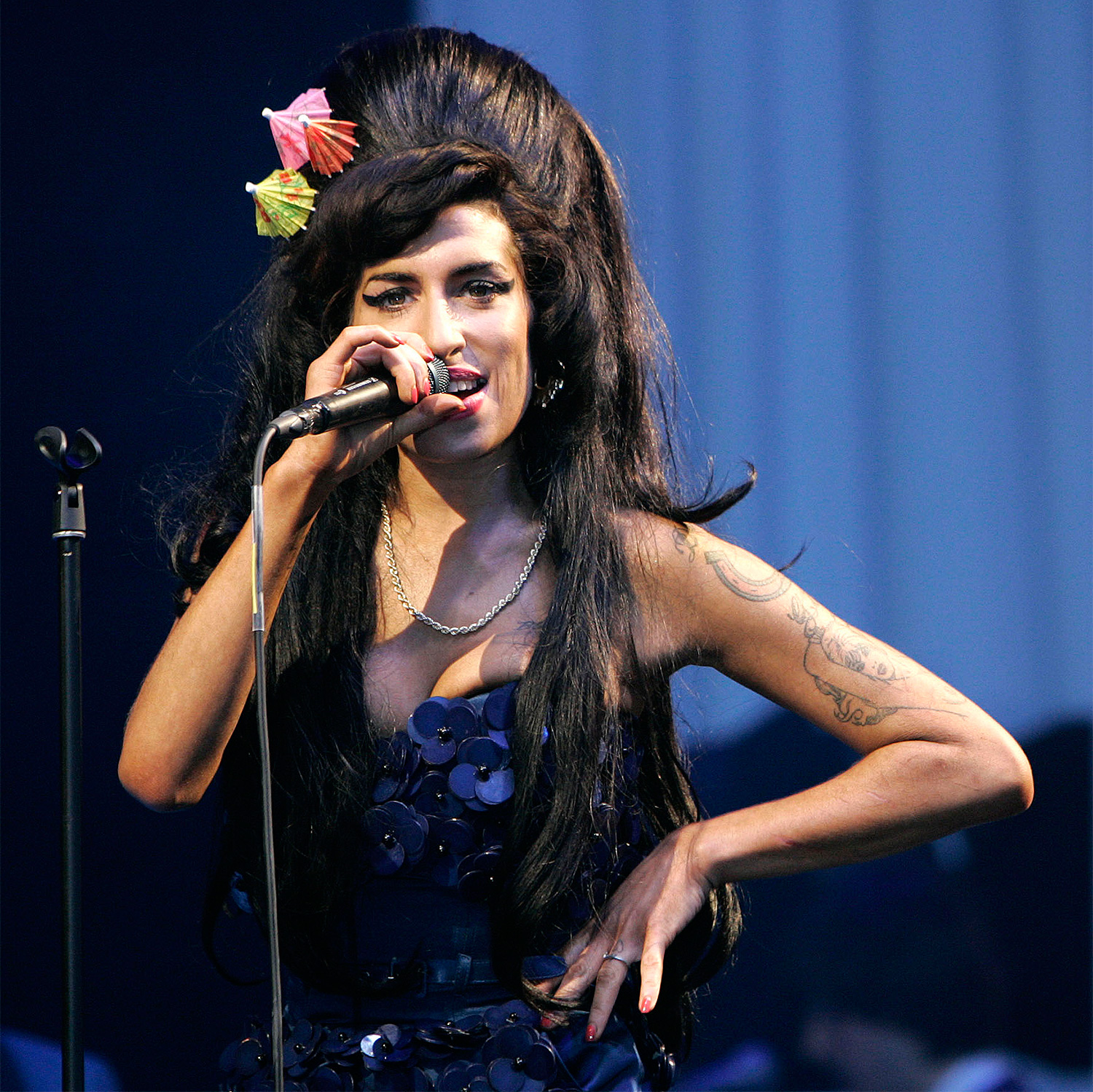 Наркотики и алкоголь чуть не довели Эми Уайнхаус до гибели еще в 2007 году – именно тогда у нее случился первый припадок. До этого вместе с мужем они принимали героин, кокаин и крэк, не переставая, в течение нескольких дней. Тогда певицу едва спасли, однако с зависимостью ей справиться никак не удавалось. В 27 лет ее не стало.