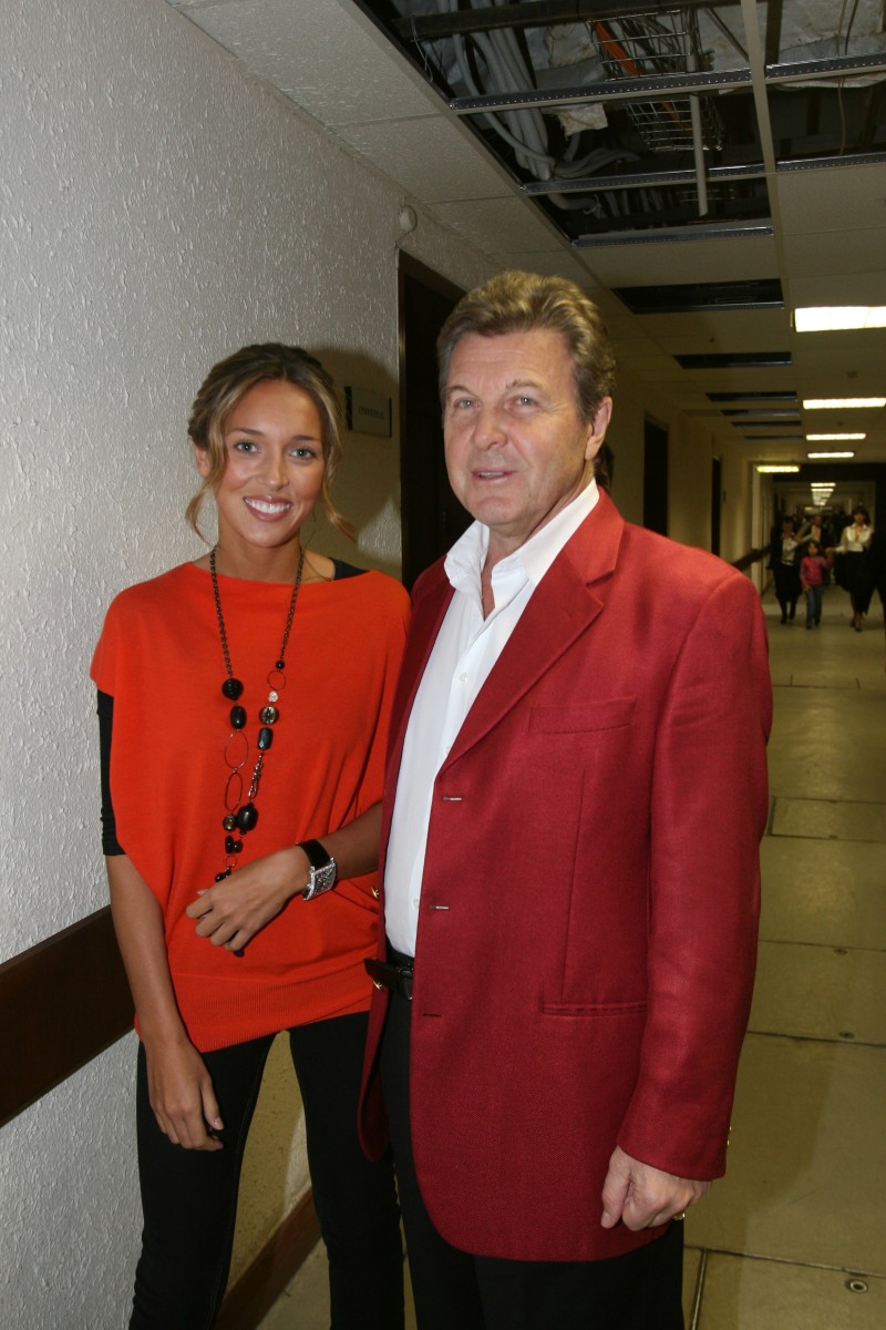 Алсу дружна со многими артистами (с Львом Лещенко).