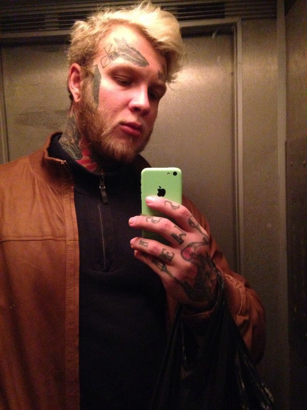 Причем сын Яковлевой не сразу украсил все лицо тату.