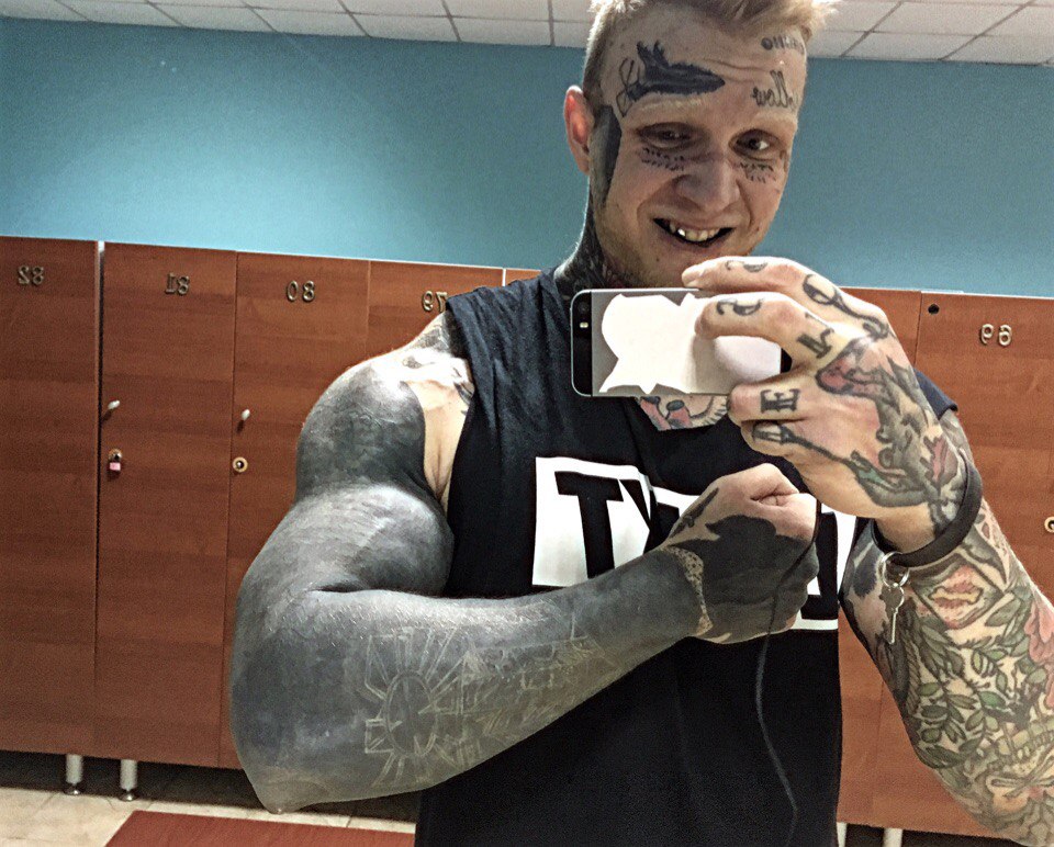 Мужчина всерьез увлечен татуировкой.