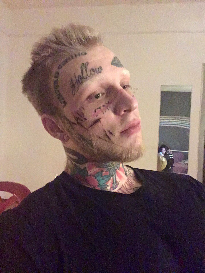 Впрочем, Денис предпочитает и шрамирование (линия на носу и скулах).