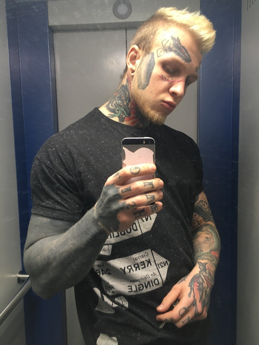 Внешность мужчины весьма противоречива.