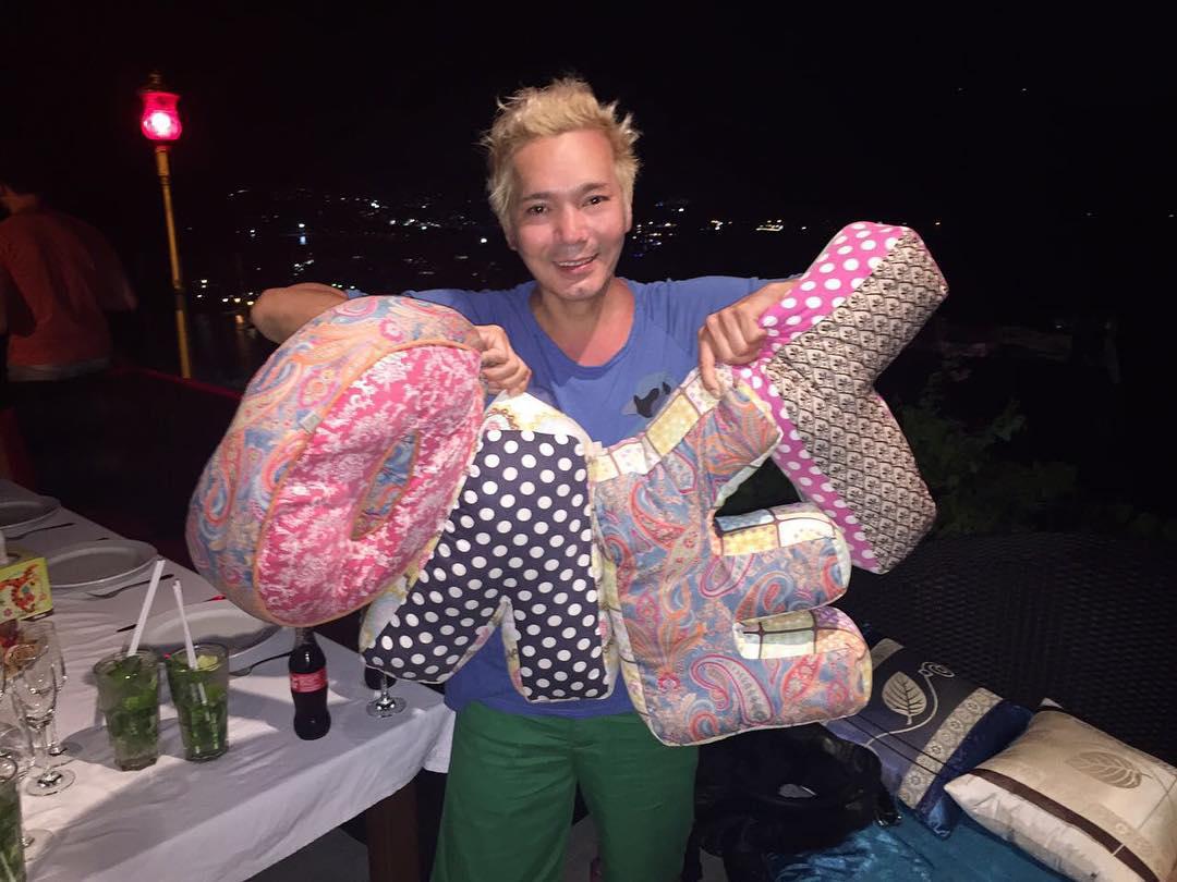 В ноябре 2016 года певец отметил 47-летие.