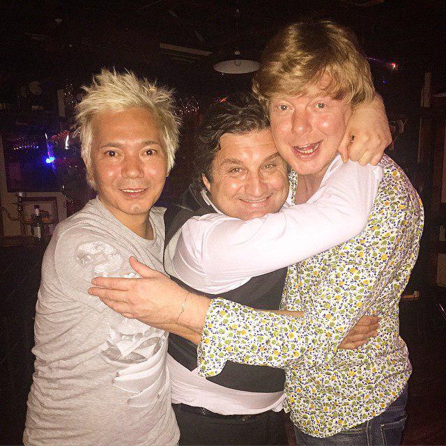 Олег был компанейским, несмотря на свою некоторую отстраненность.