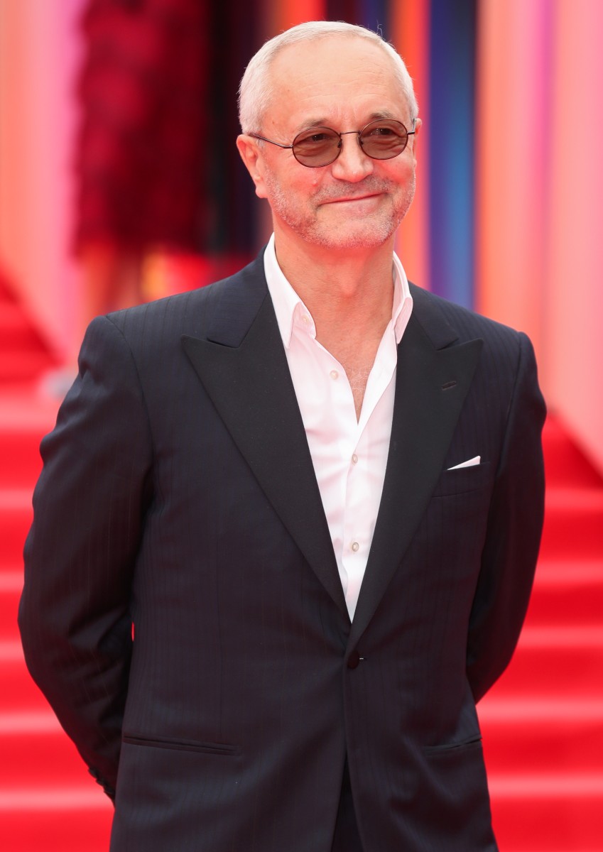 Классический костюм с ноткой небрежности выбрал для церемонии актер Евгений Герасимов