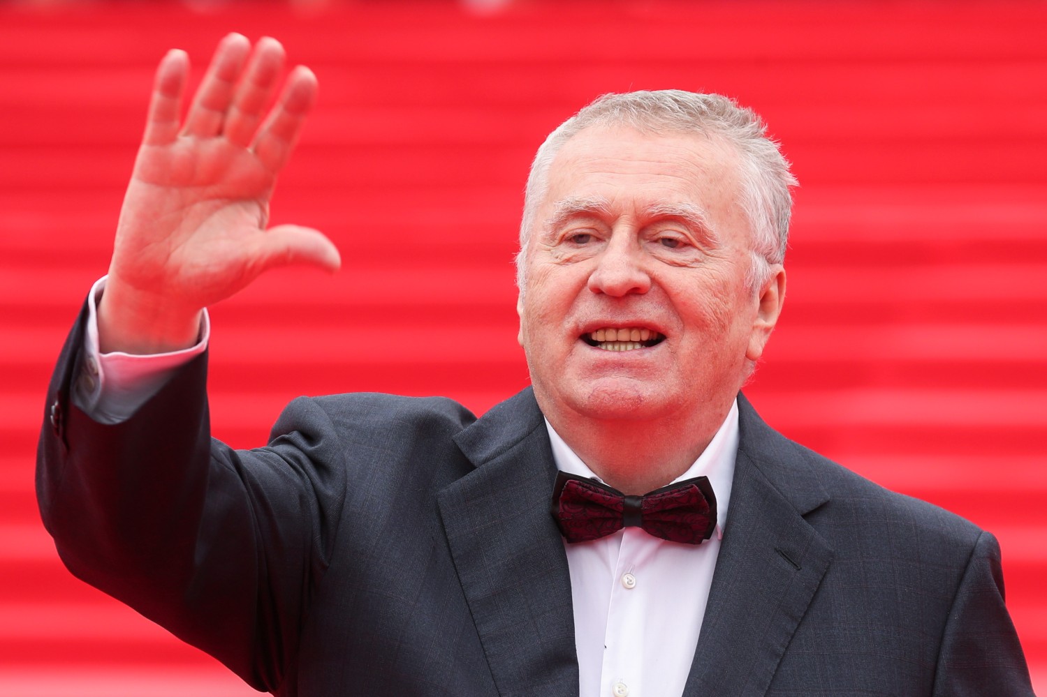 Владимир Жириновский в приподнятом праздничном настроении активно позировал перед камерами.