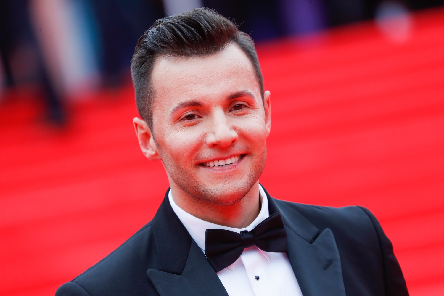 Актер и телеведущий Вячеслав Манучаров предпочел строгий смокинг