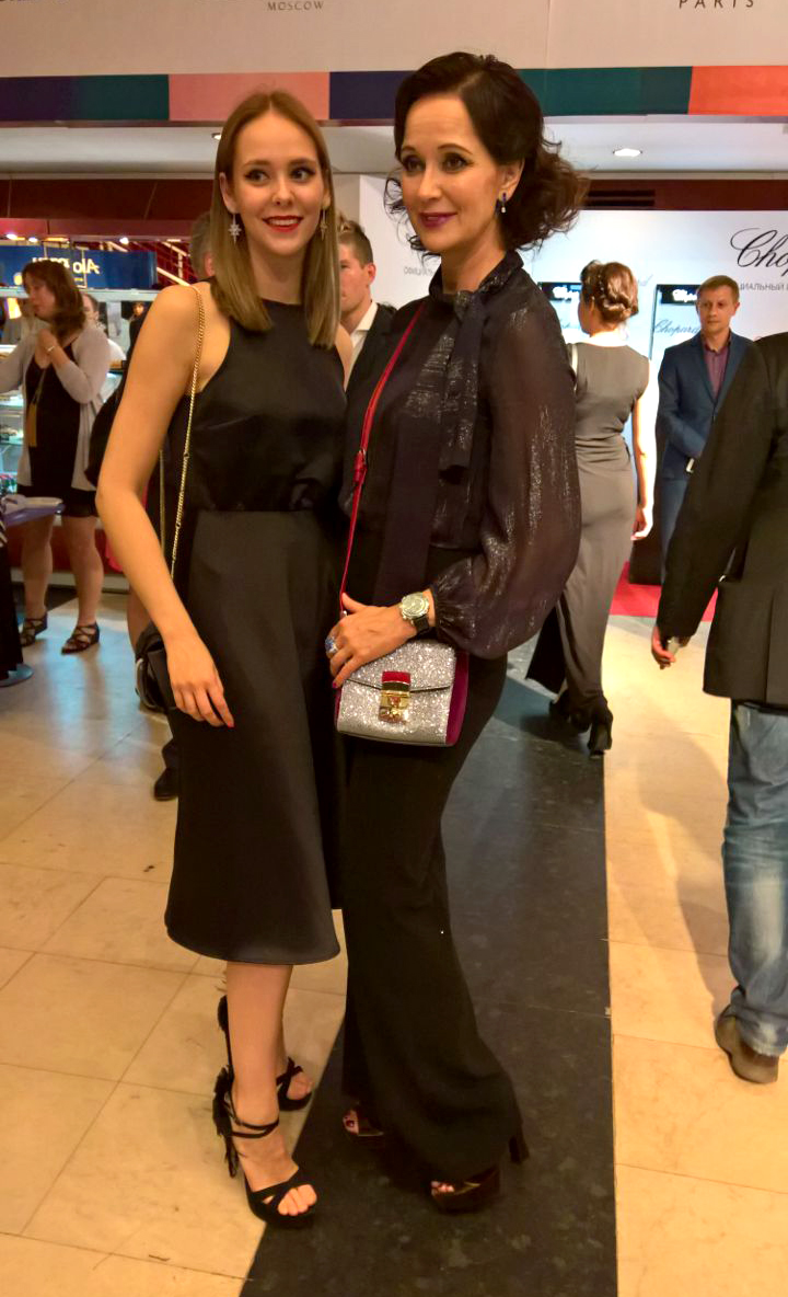 Пришла на мероприятие и актриса Ольга Кабо с дочкой.