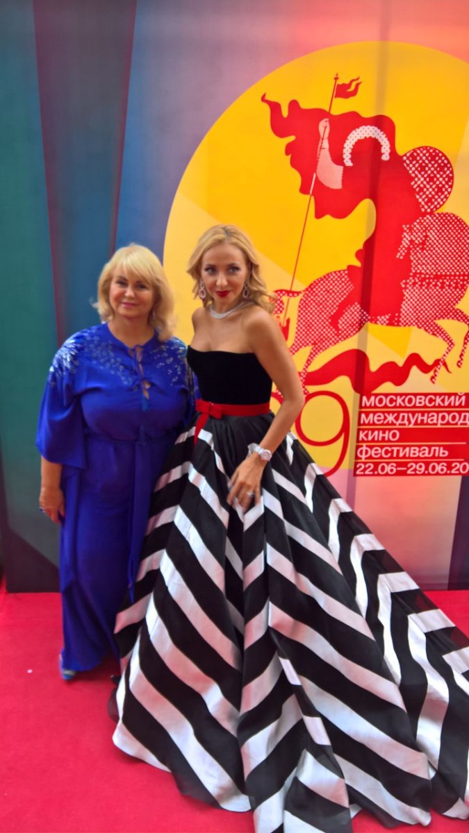 Татьяна Навка привела на мероприятие маму.