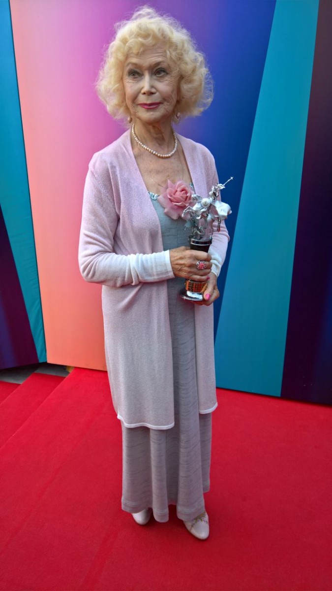 Актриса Светлана Немоляева появилась на красной дорожке с необычным аксессуаром на груди.