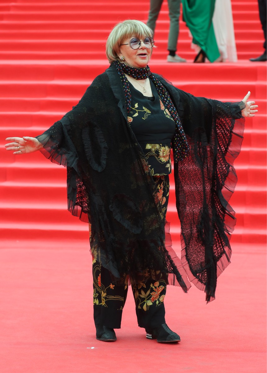 Режиссер Алла Сурикова.