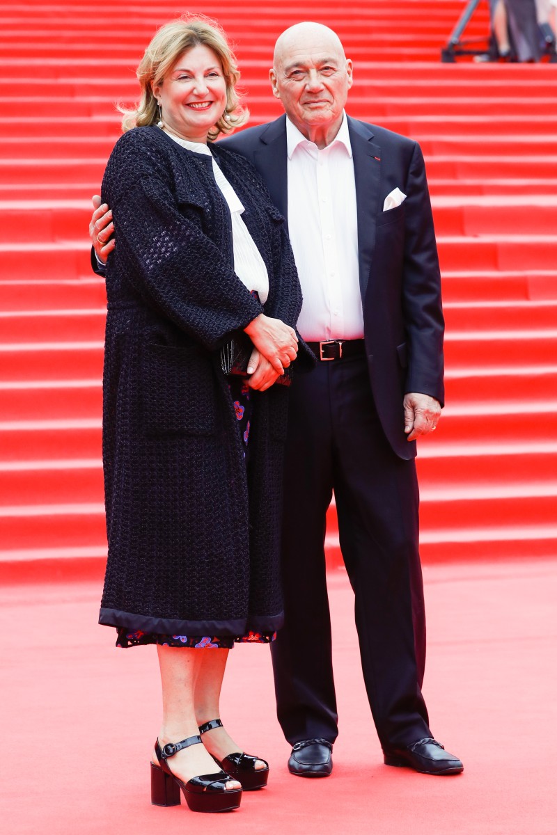 Ведущий Владимир Познер с супругой.