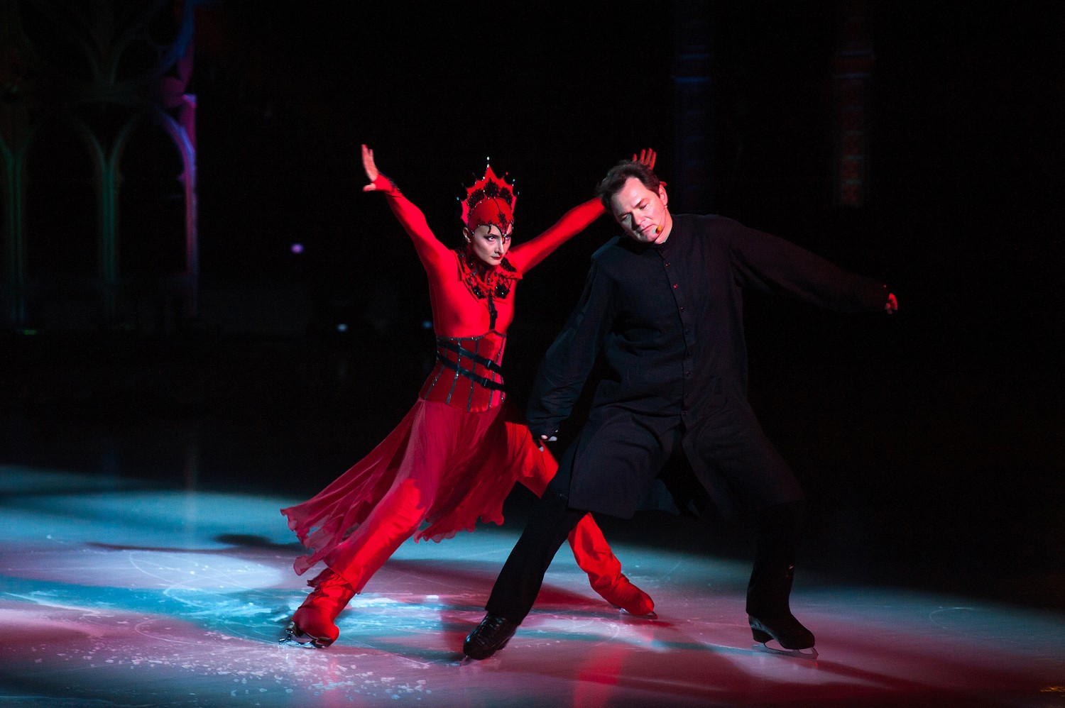 В Сочи при полном аншлаге состоялась мировая премьера драматического ледового спектакля "Ромео и Джульетта" режиссера-постановщика Ильи Авербуха.