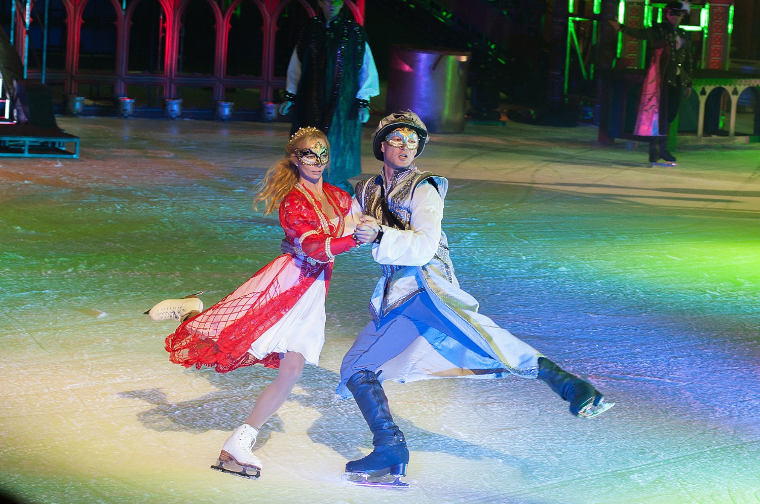 Потрясающей красоты наряды создавала целая команда художников - всего было сшито более 160 костюмов.