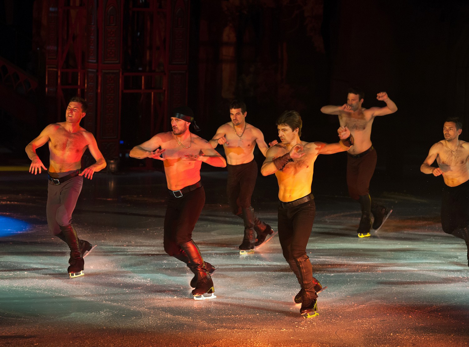 Роман Костомаров и Алексей Ягудин (в центре) перевоплотились в Тибальда и Меркуцио.