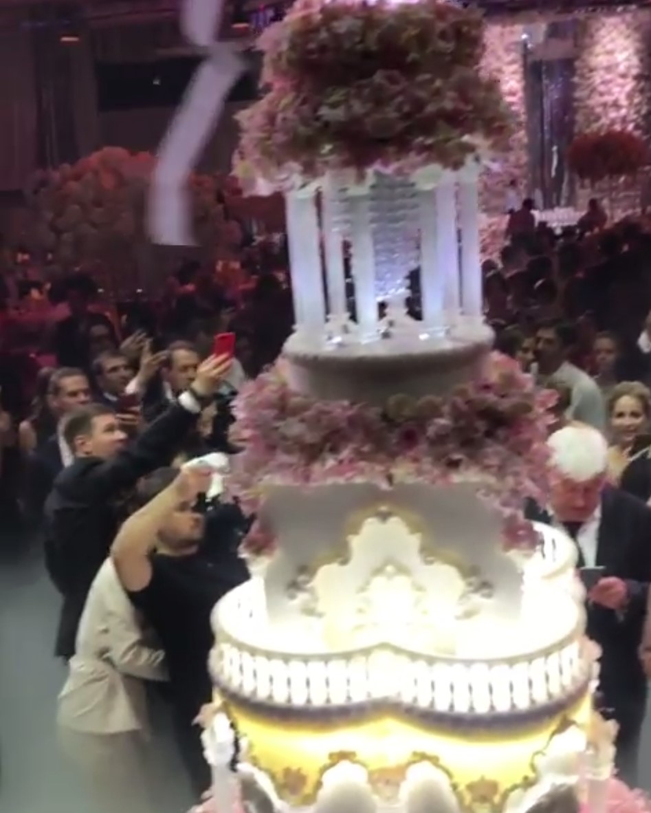 Праздничный торт оказался огромным.