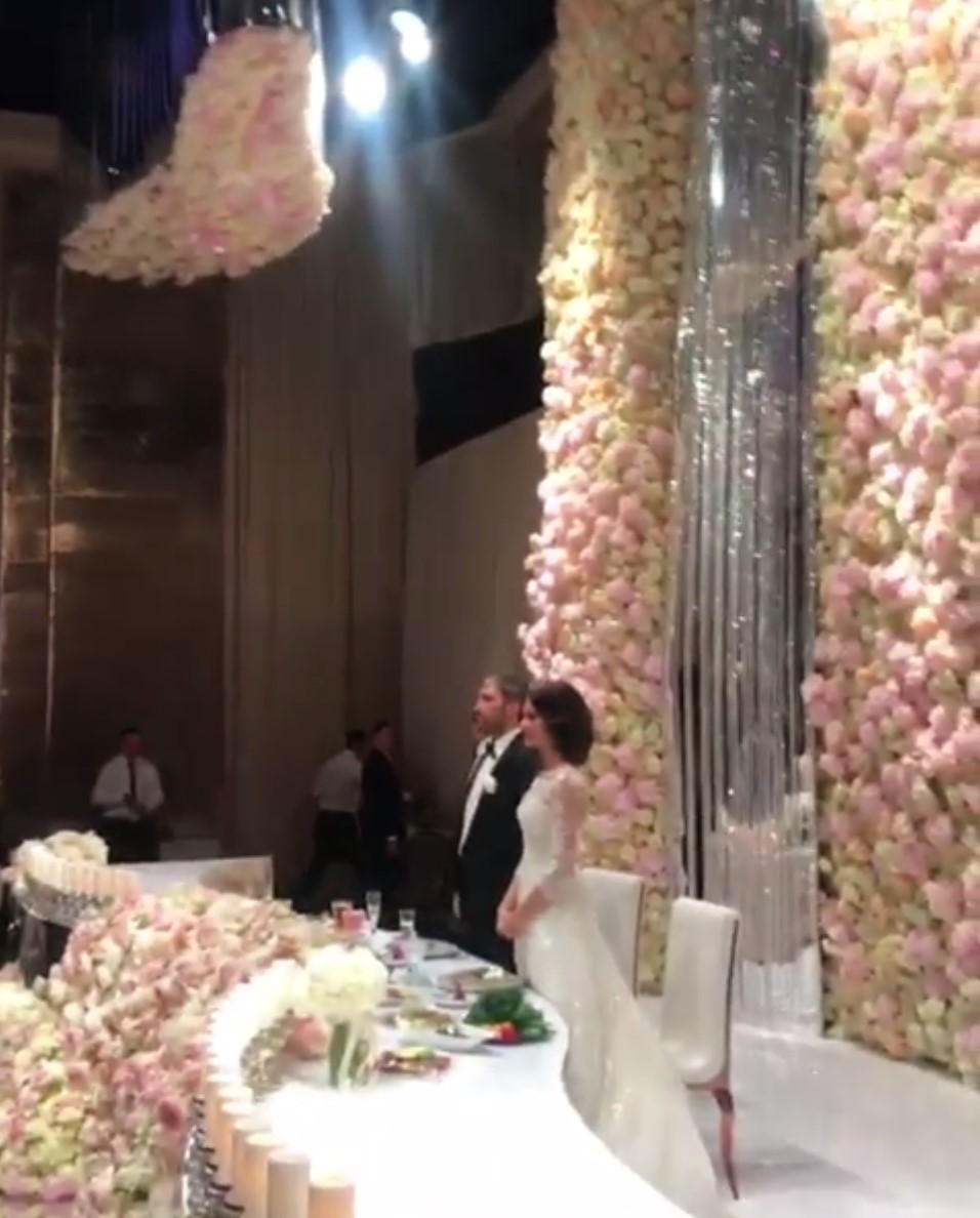 Зал утопал в цветах.