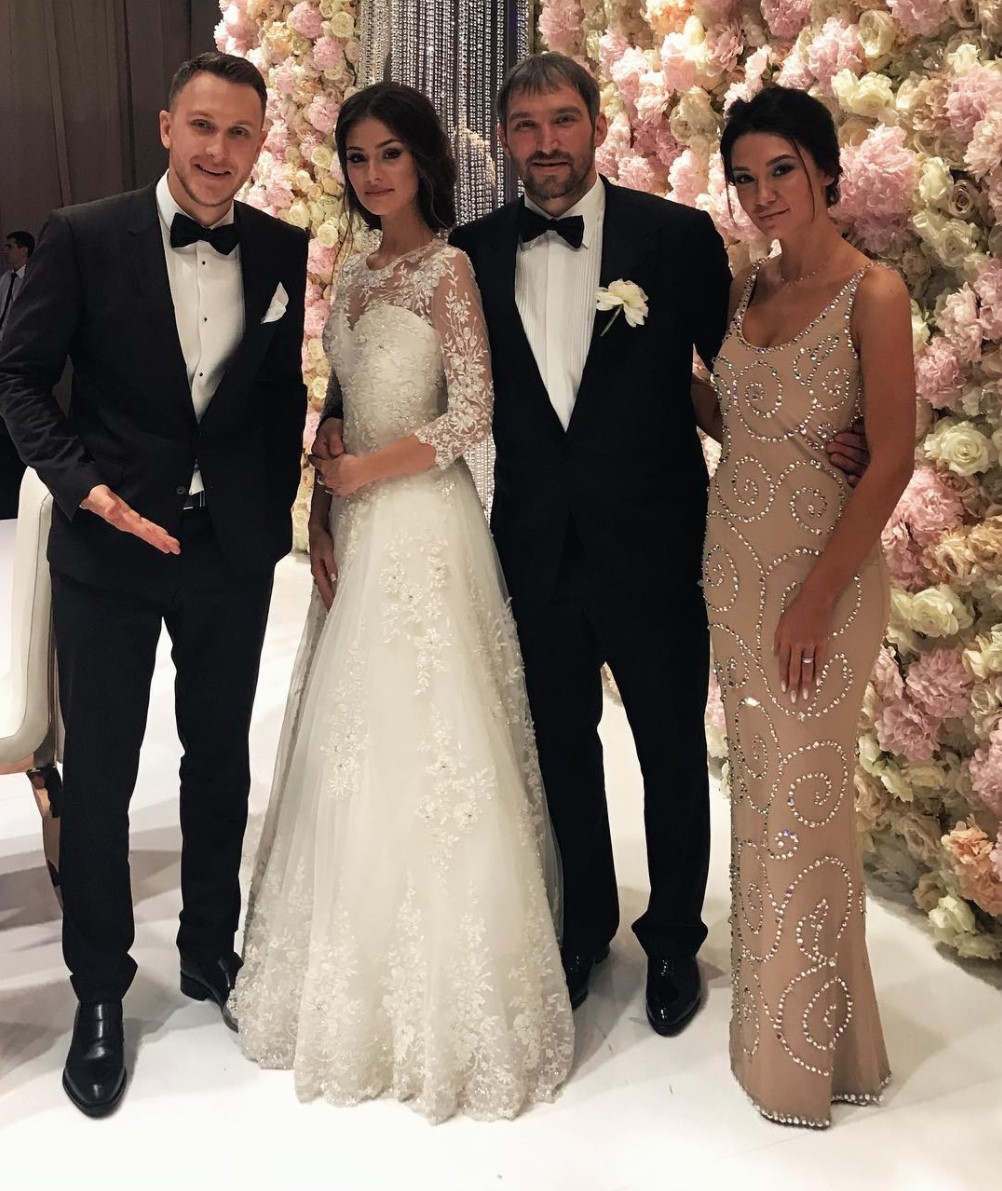 Настасья выбрала для торжества классическое белое платье.