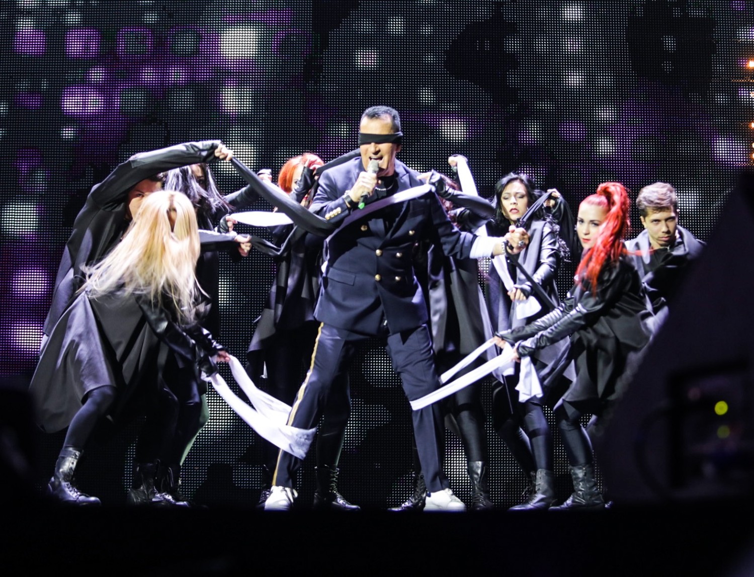 Артисту помогала толпа красоток-танцовщиц.