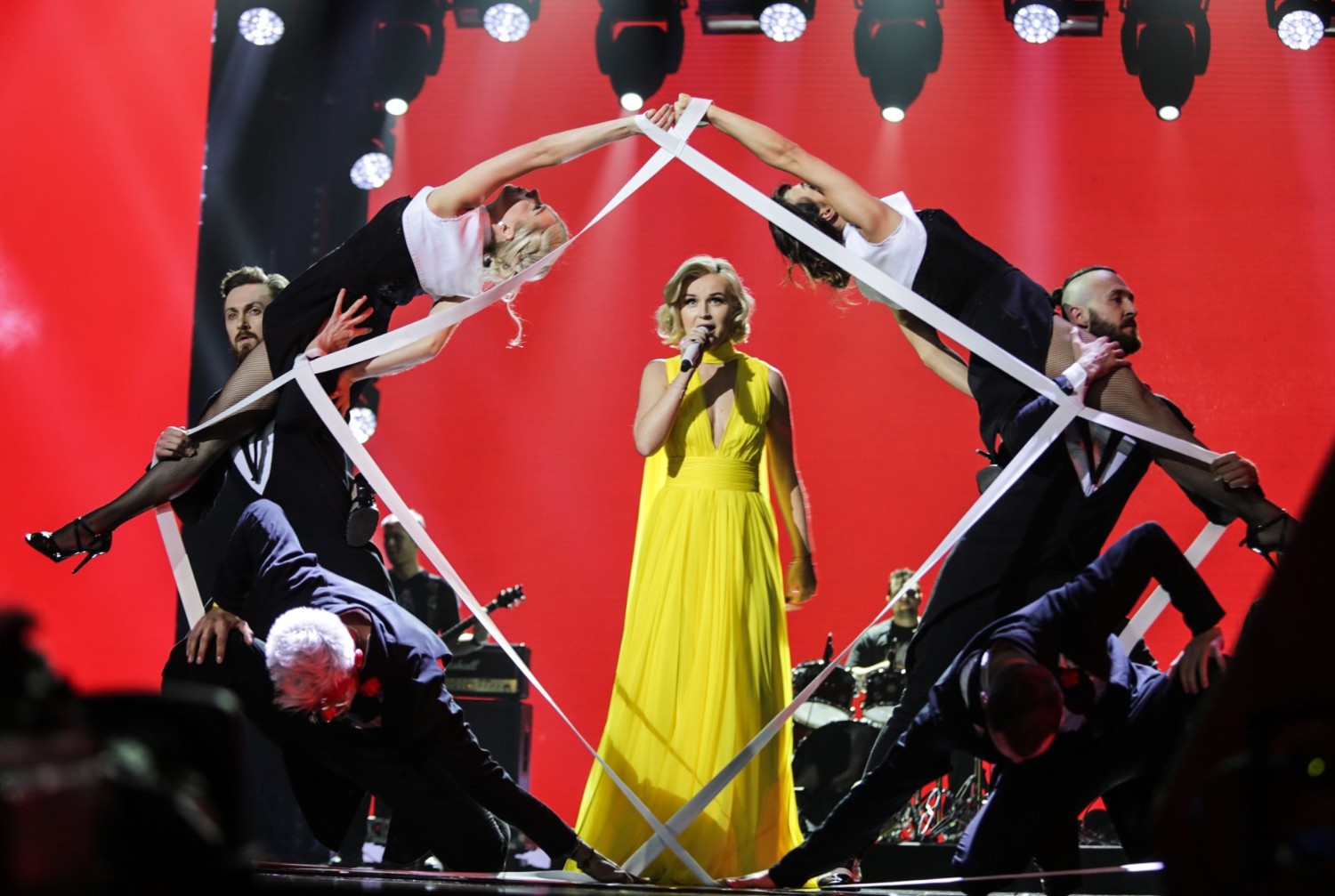 Для артистки сделали сложный и весьма зрелищный номер.