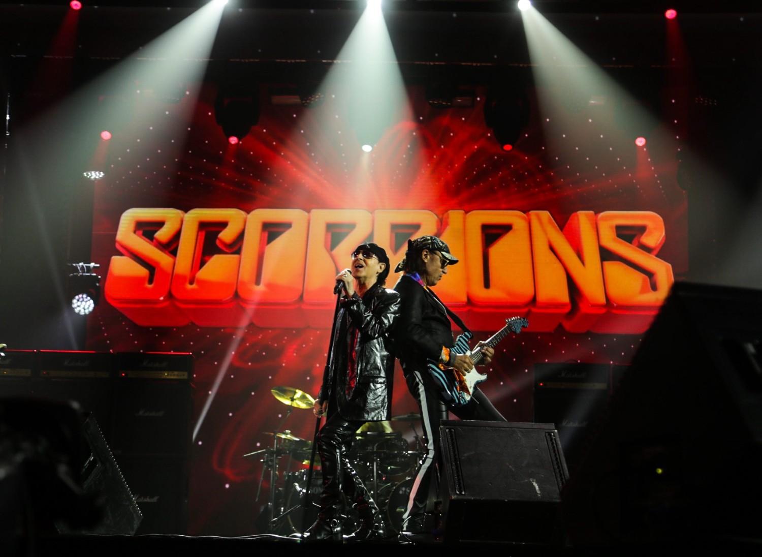 Зрители пели хором полюбившиеся нетленки коллектива.