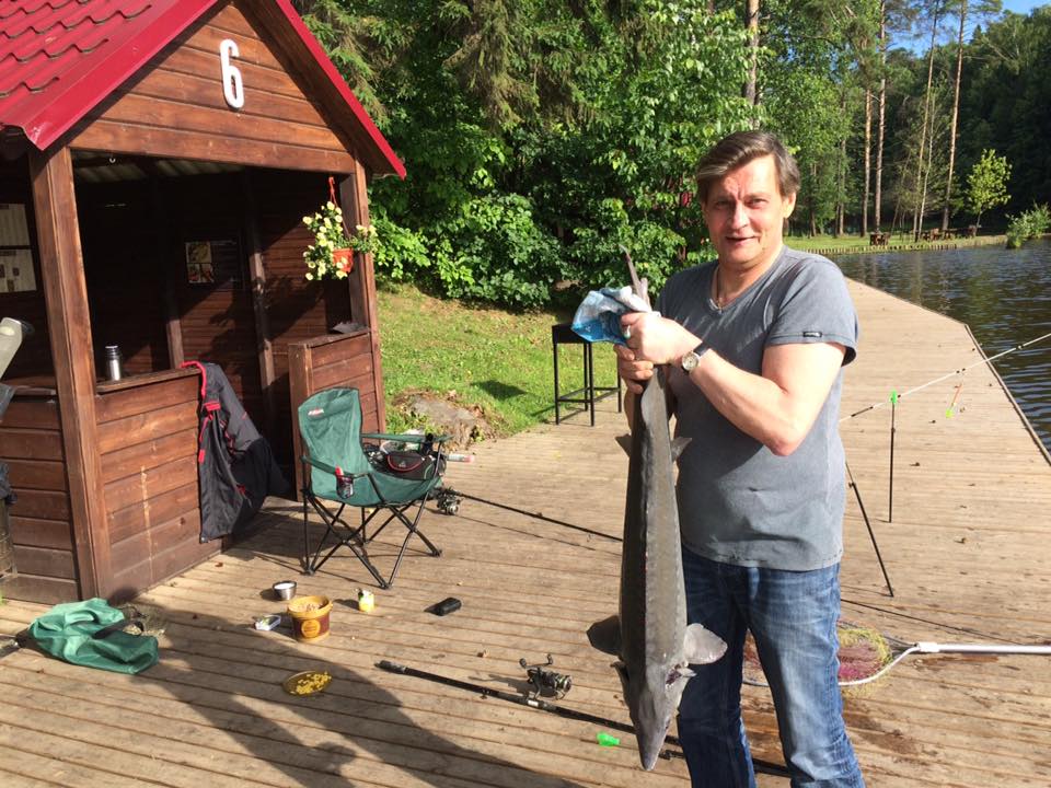 Актер обожает рыбалку.