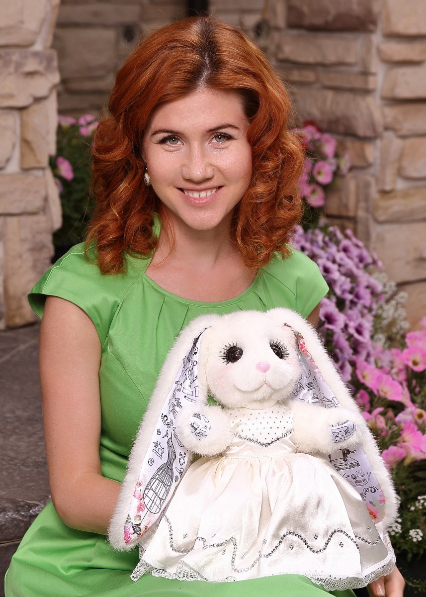 Сексапильная телеведущая Анна Чапман и ее персональная зайка в платье принцессы.