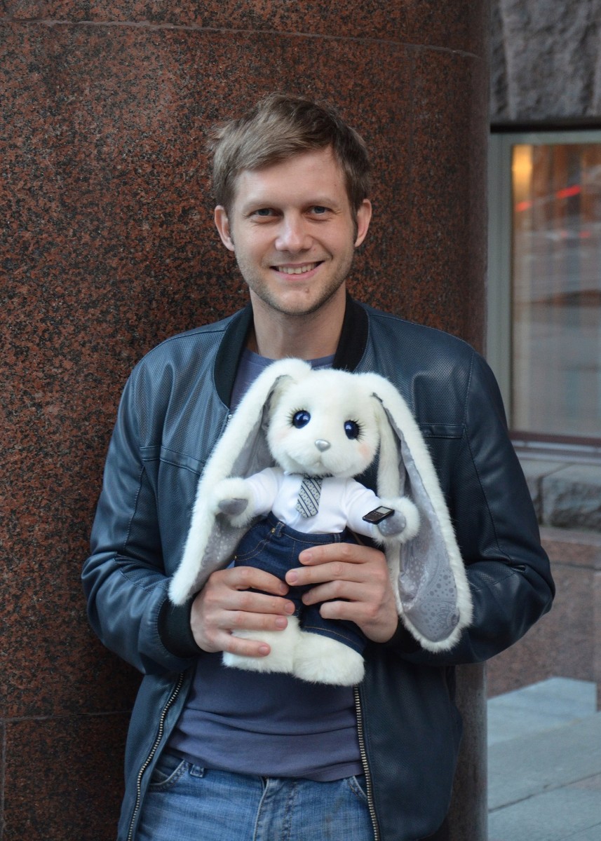 Игрушка, сделанная по образу Бориса Корчевникова, носит галстук.