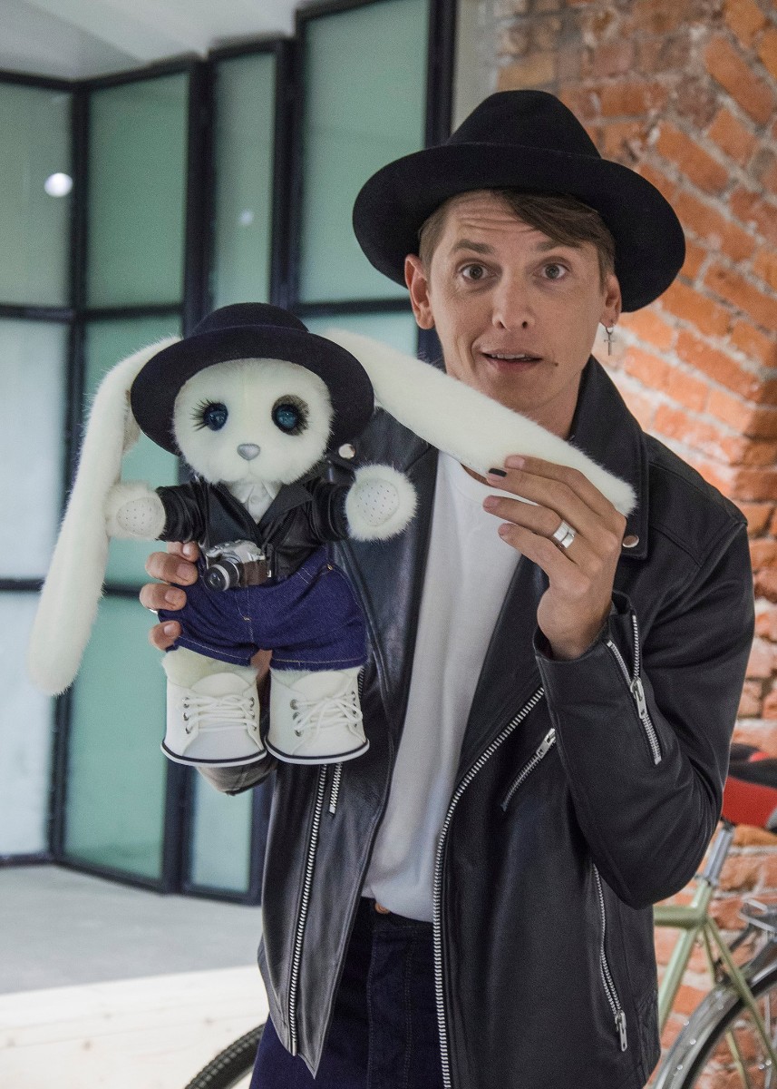 В честь стилиста Влада Лисовца сделали зайку-модника в шляпе.