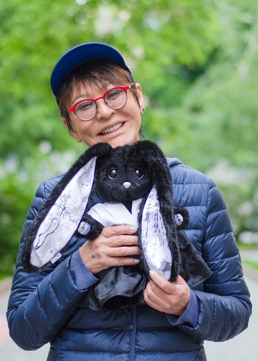 Зайка, посвященная Ирине Хакамаде, выполнена в черном цвете.