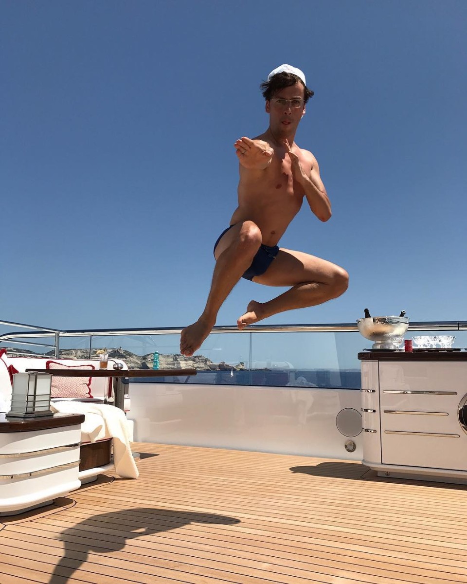 Максим Галкин демонстрирует свои незаурядные данные.