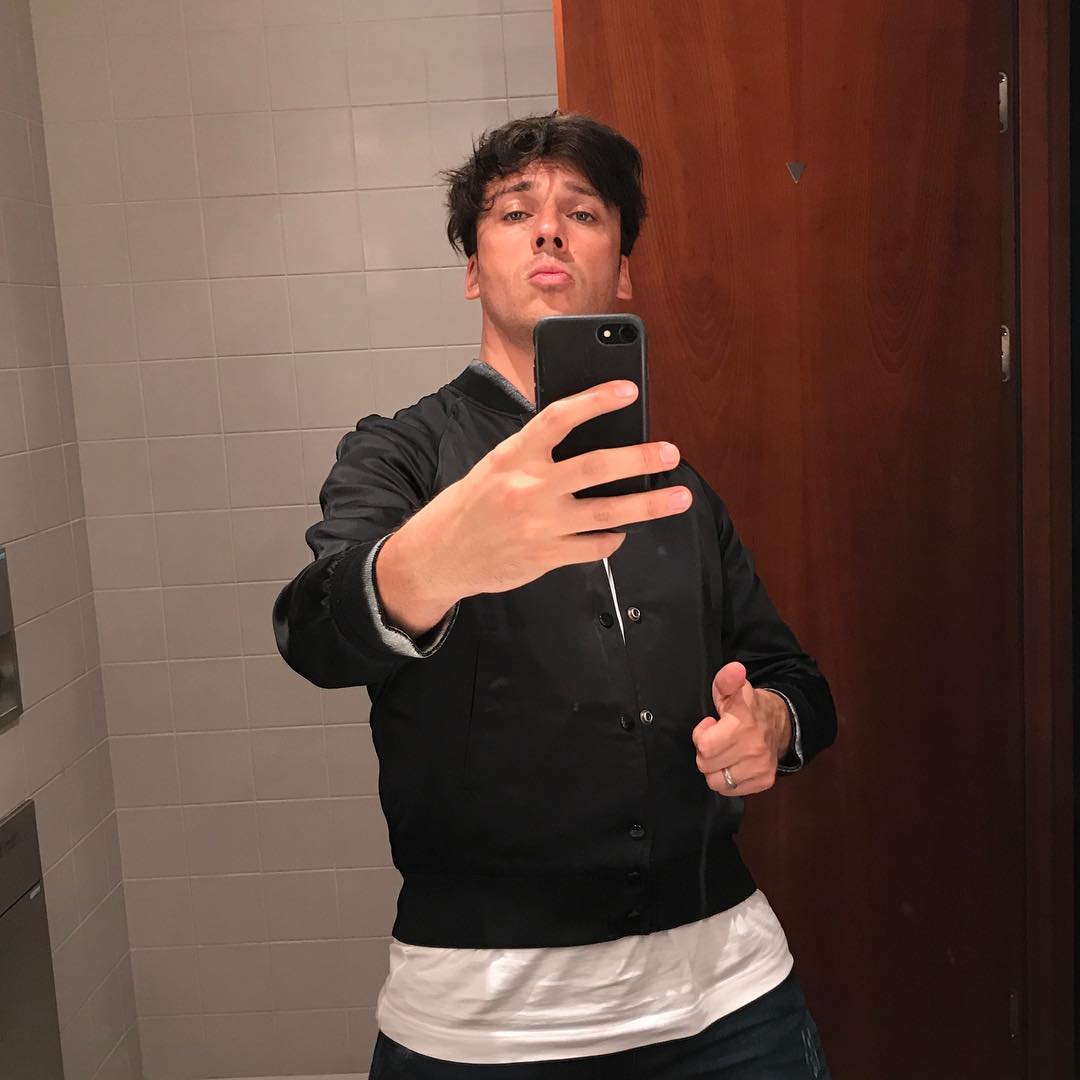 Максим показал подарок Игоря Николаева и Юлии Проскуряковой.