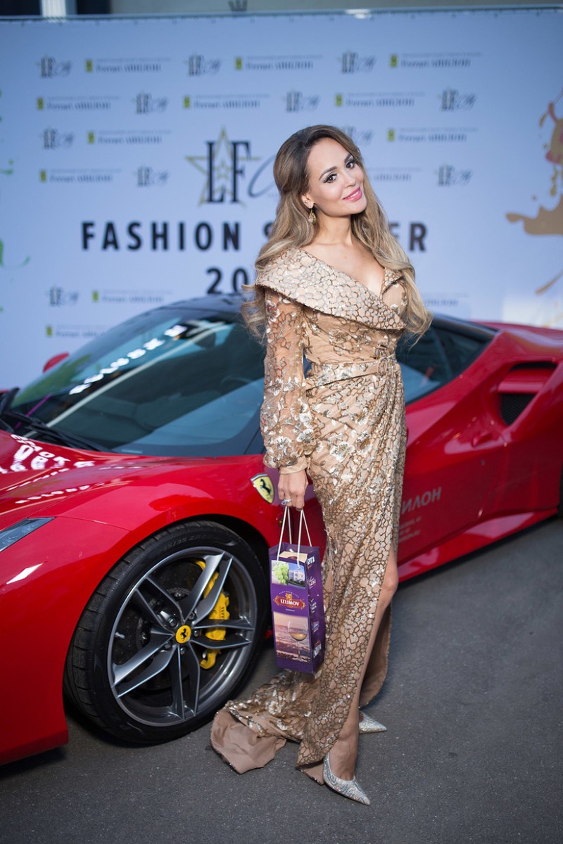 Анна Калашникова светилась от счастья и страз в платье от восточного дизайнера.