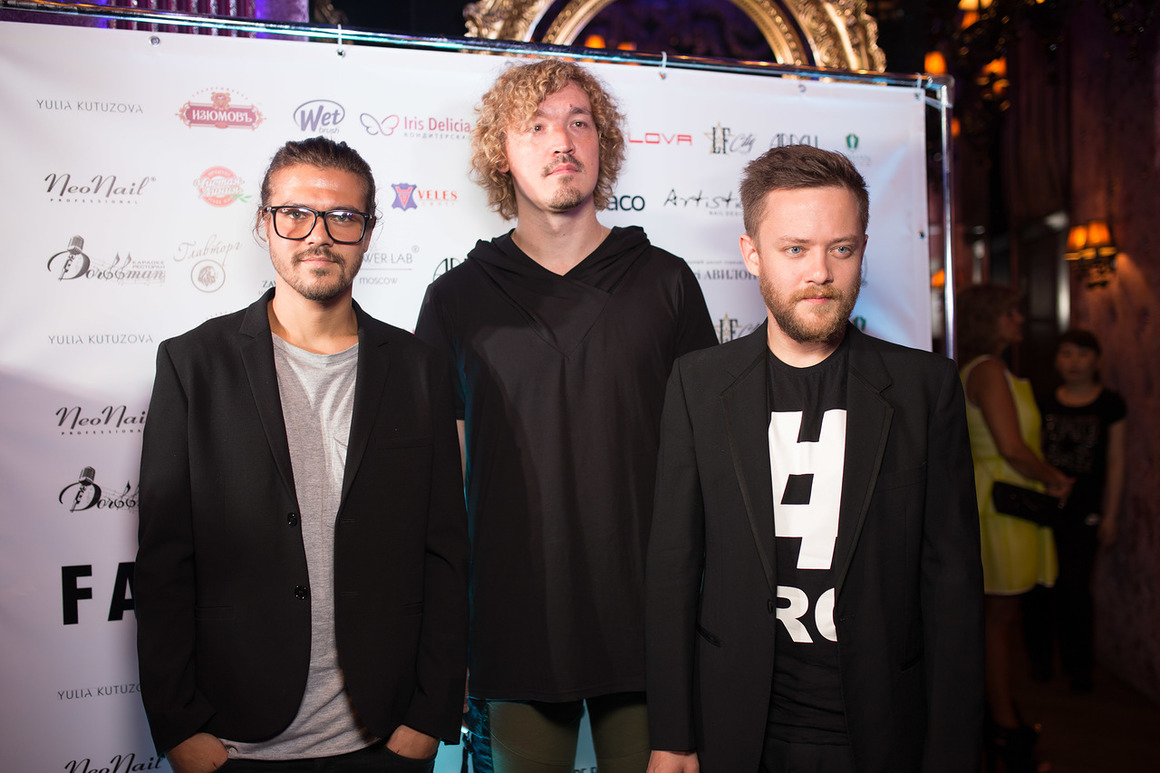 Jukebox Trio - акапелльный коллектив, выступающий в своем собственном стиле: сочетание техник акапелла и битбокс.