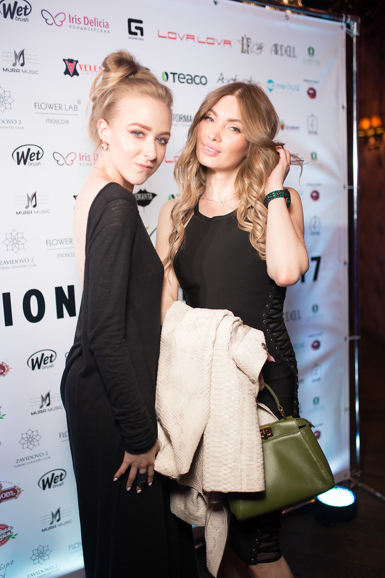 Евгения Феофилактова (справа) довольно быстро покинула праздничный вечер. Может, всему виной было присутствие соперницы Виктории Романец?