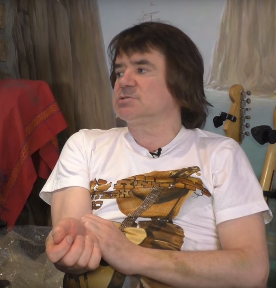 Говорят, популярность негативно сказалась на певце.