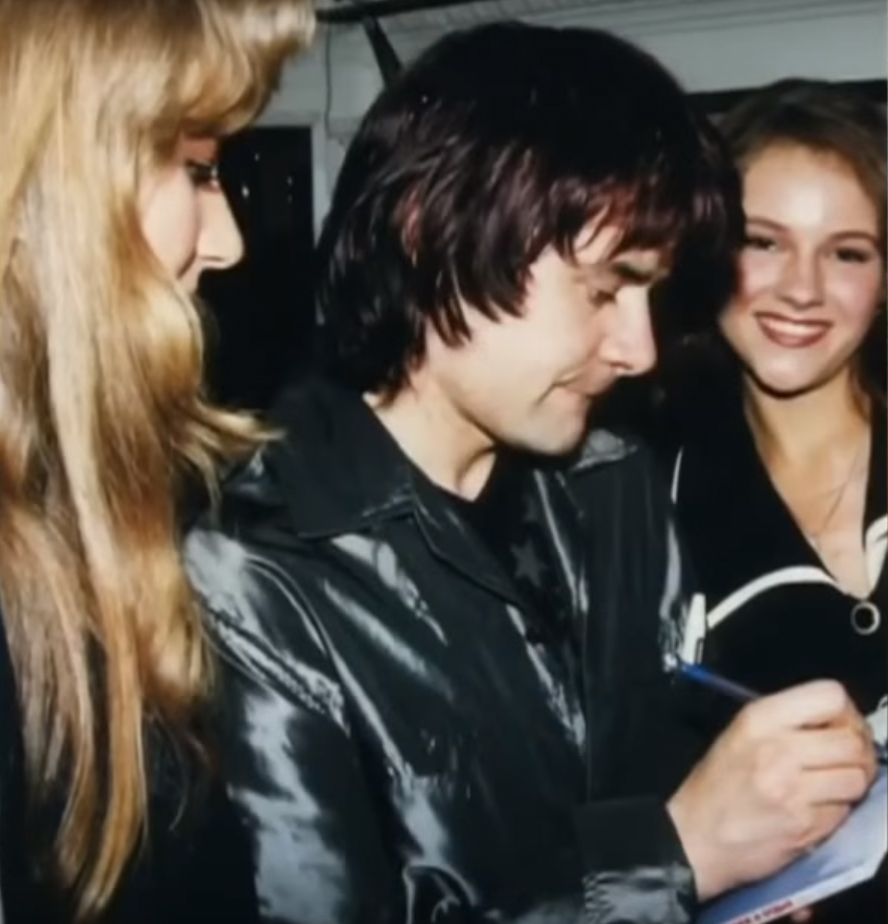 Женщины так и вились вокруг артиста.