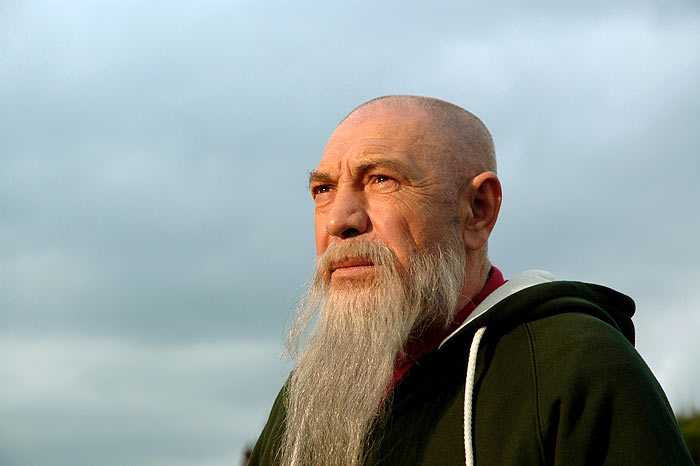 Многим молодым зрителям Владимир Толоконников известен по роли доброго волшебника Хоттабыча в одноименной картине 2006 года.