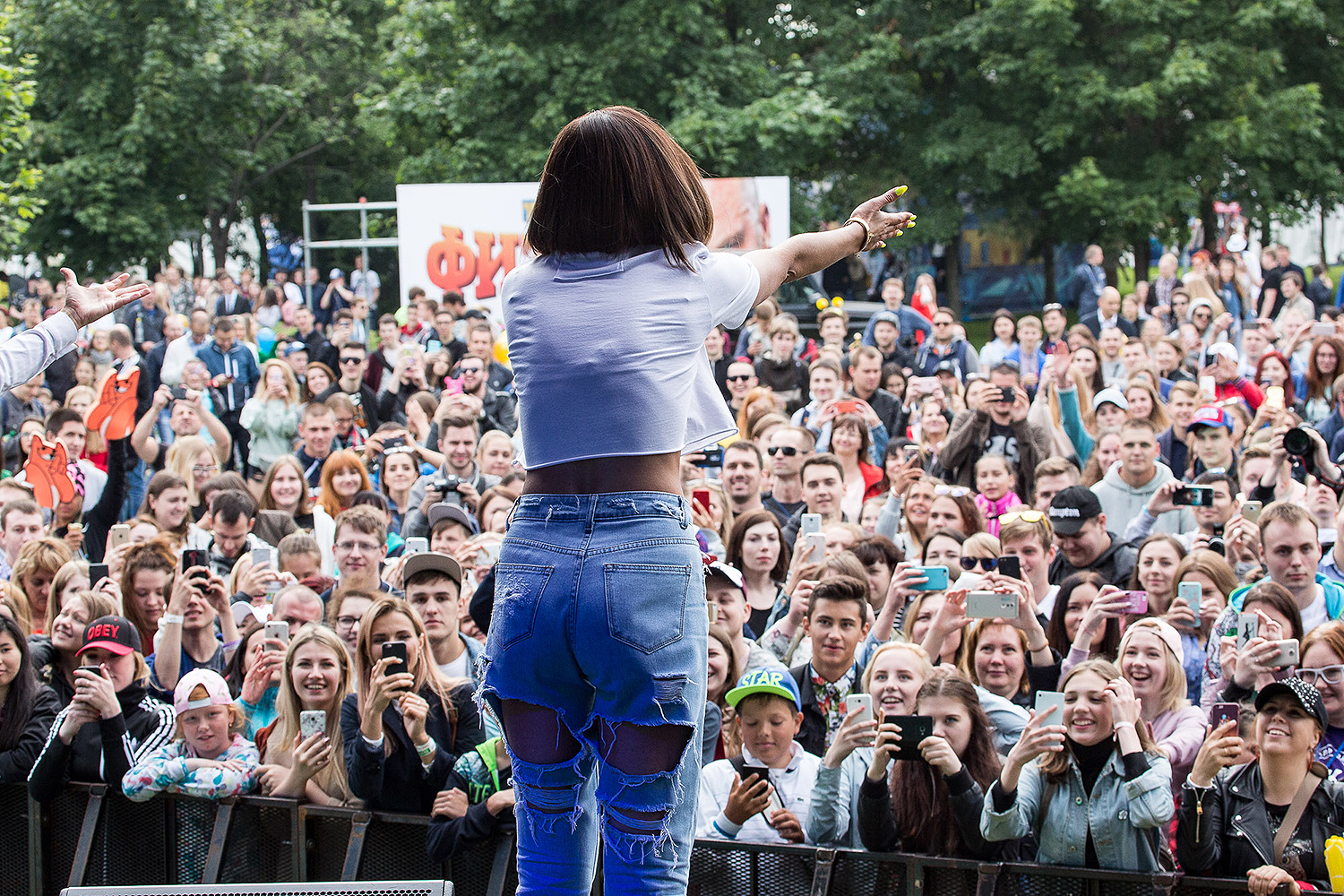 Судя по вызывающим призывным нарядам, долго Бузова одна просыпаться не будет.
