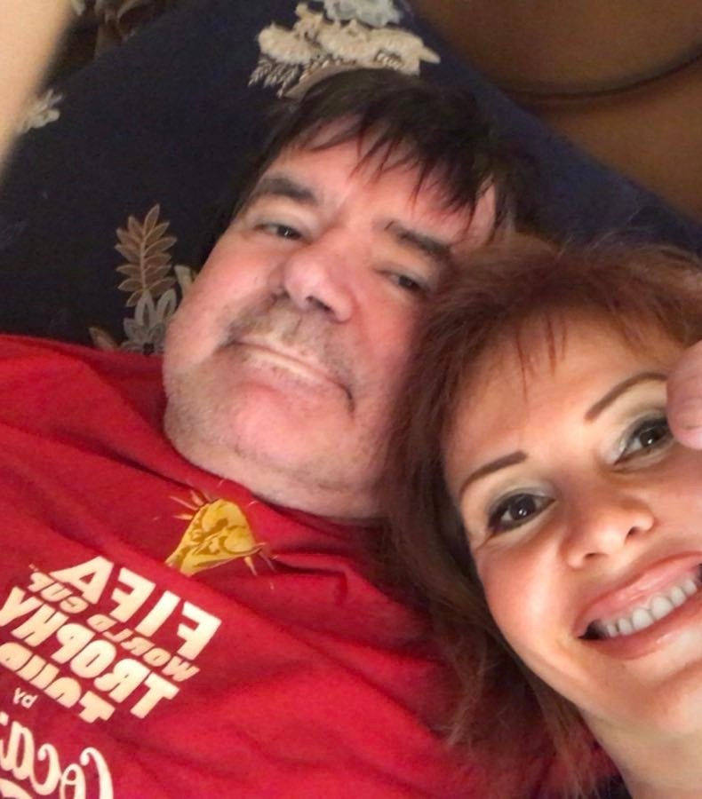 Однако Осин ее прогнал, и Штурм на него обиделась: она умоляет общественность не пересылать ему денег, потому что он "все пропьет".